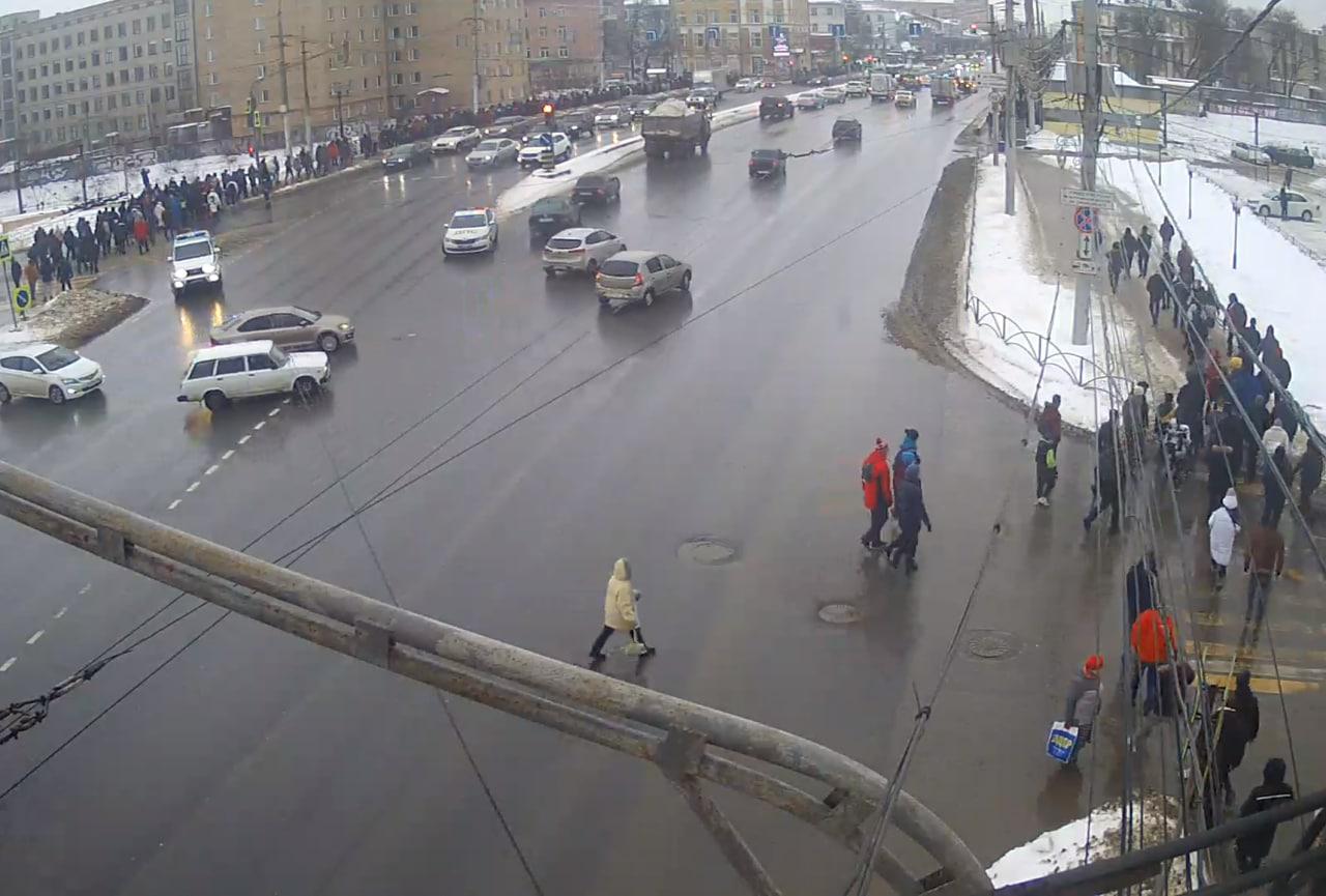 Сторонники Навального на виадуке через ж.д. на Первомайском проспекте в Рязани