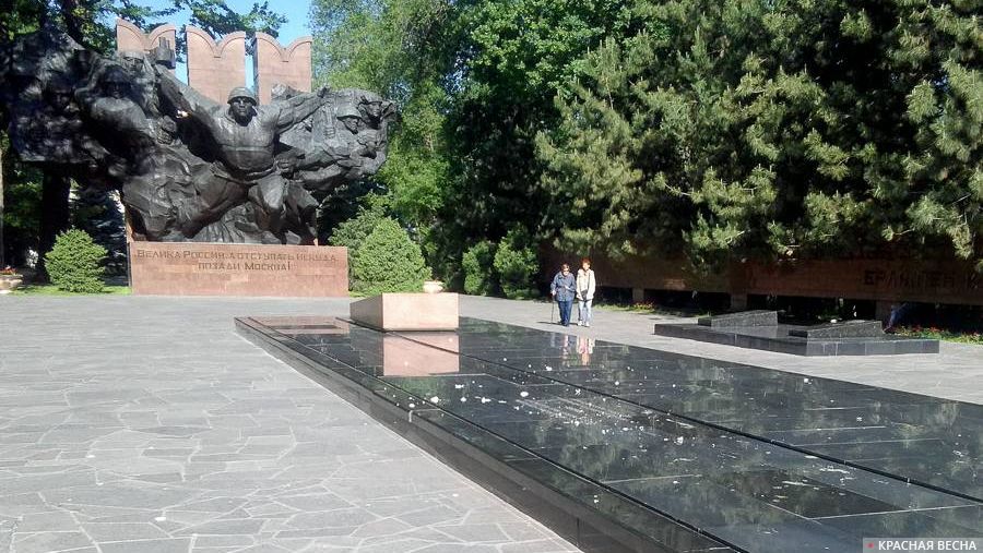 Мемориал «Вечный огонь» в парке имени 28 панфиловцев. Алма-Ата. Казахстан