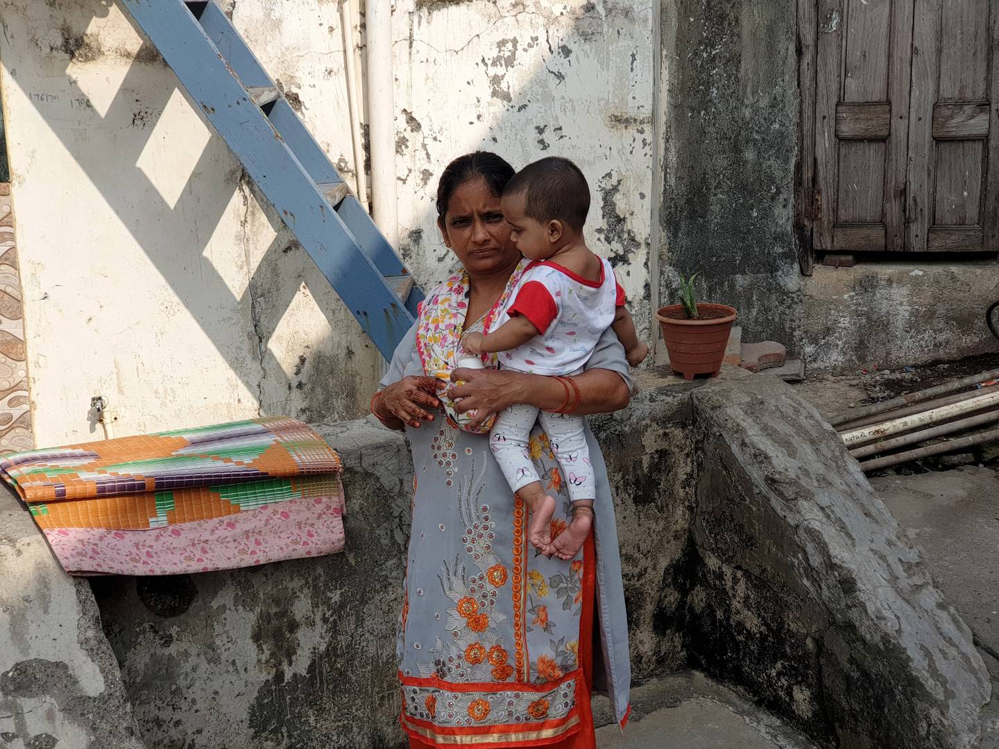 Женщина с ребёнком. Индия.