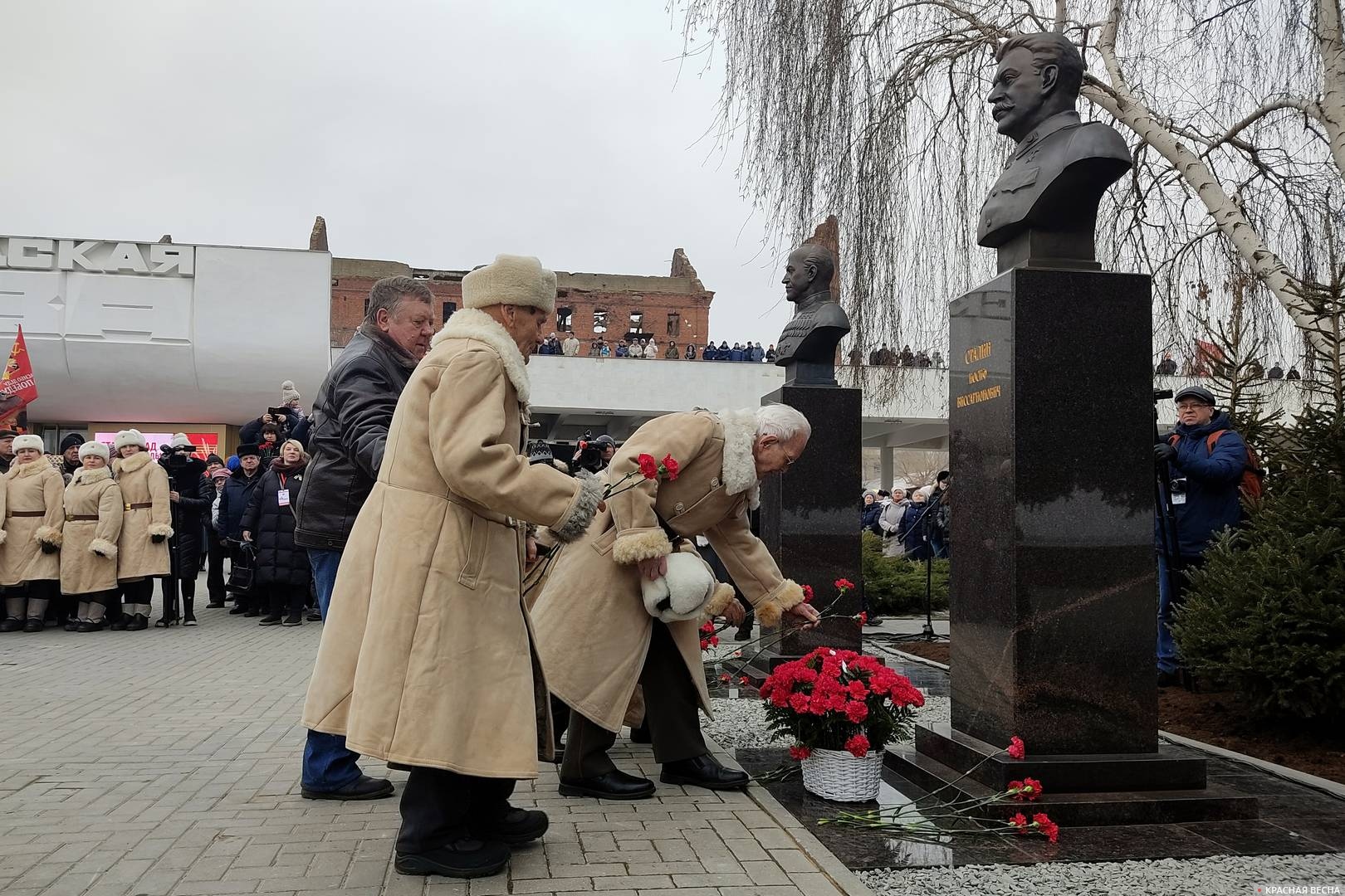 Ветераны возлагают цветы к бюсту Сталина. 1 февраля 2023