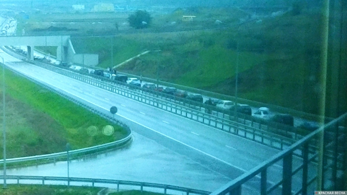 Автомобильная пробка в районе Крымского моста на выезд из Керчи 