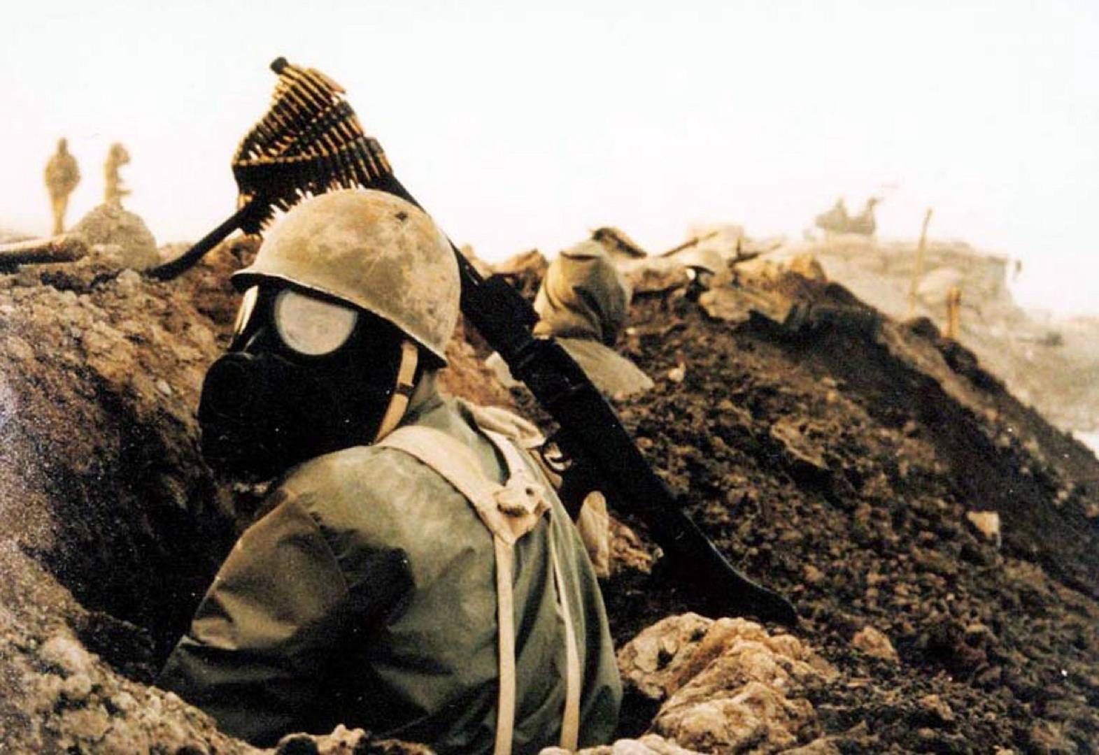 Иранский солдат в противогазе во время ирано-иракской войны 1980–1988 гг.