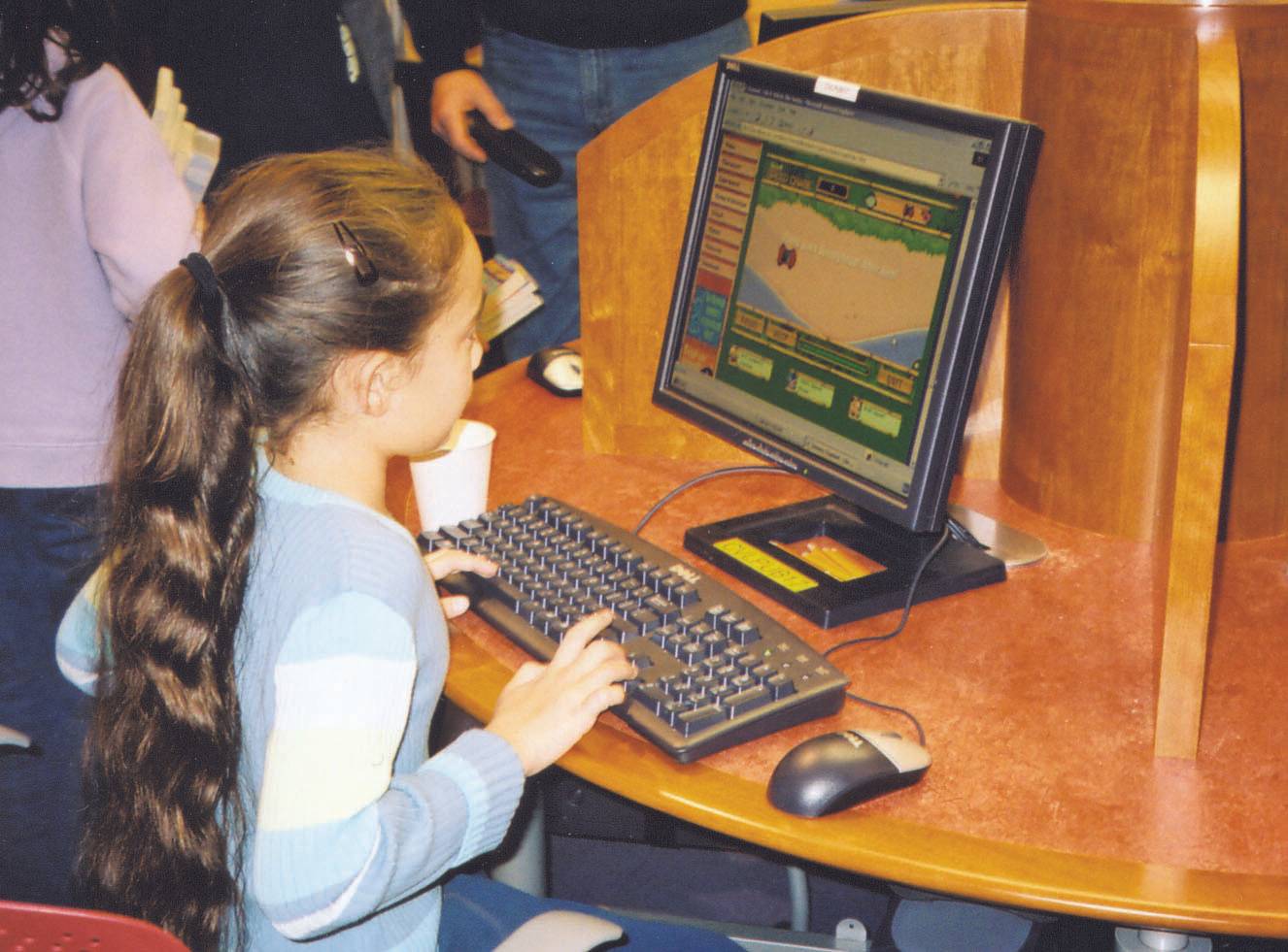 Девочка за компьютером