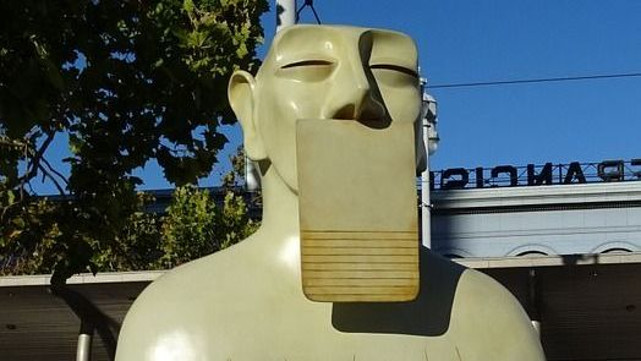 Одна из фигур скульптурной группы под названием Нуэстрос Силнсиос (наше молчание) мексиканского художника Ривелино