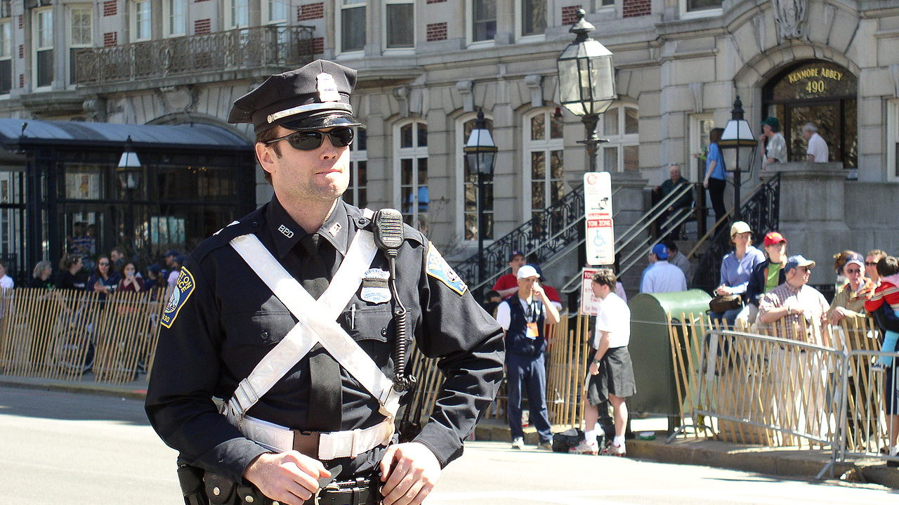 Полицейский города Бостон на дежурстве. США