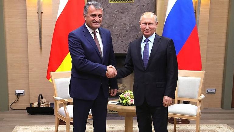 Президент России Владимир Путин с Президентом Южной Осетии Анатолием Бибиловым