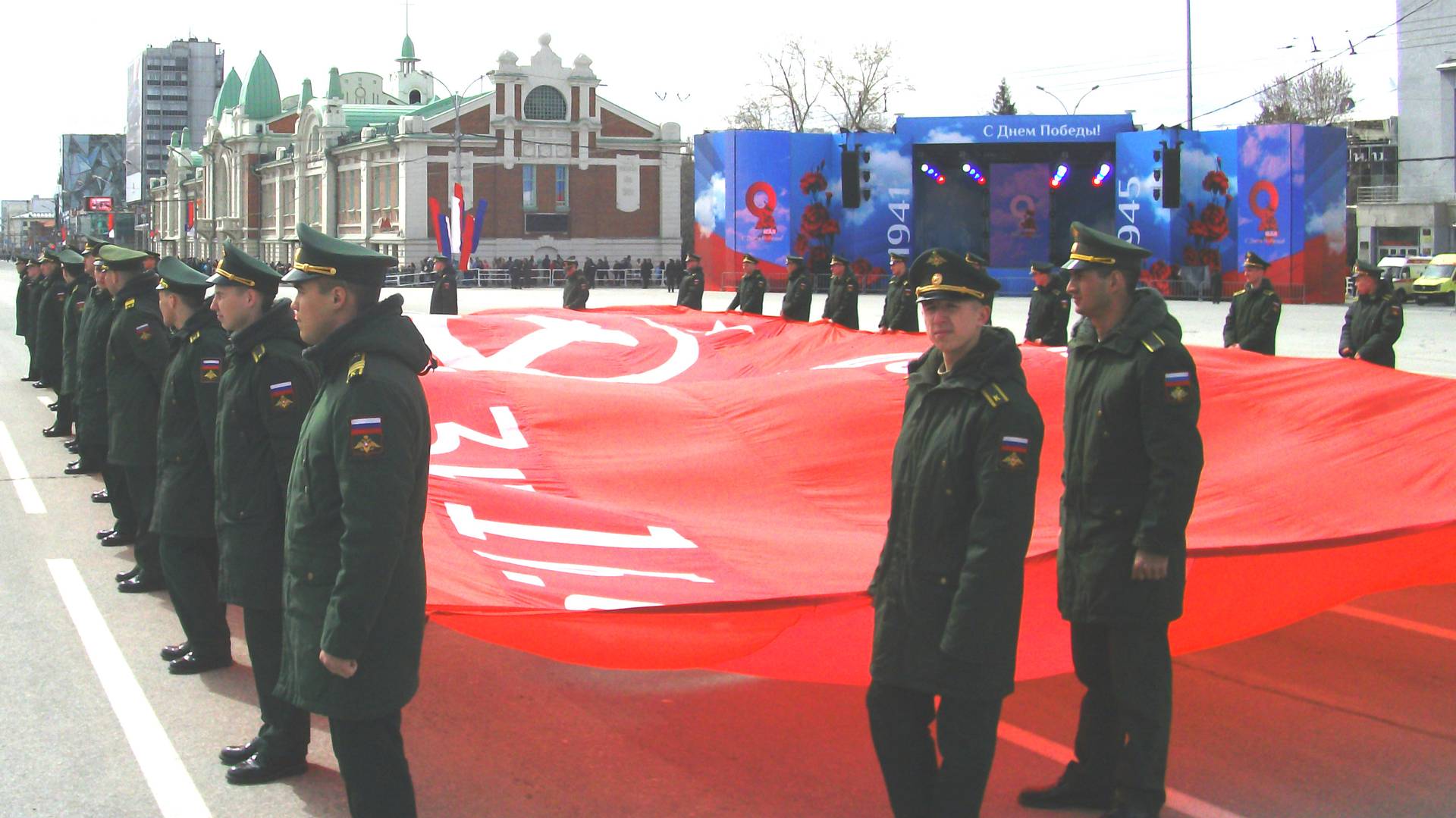 Курсанты военного училища держат Знамя Победы. Новосибирск, площадь Ленина.