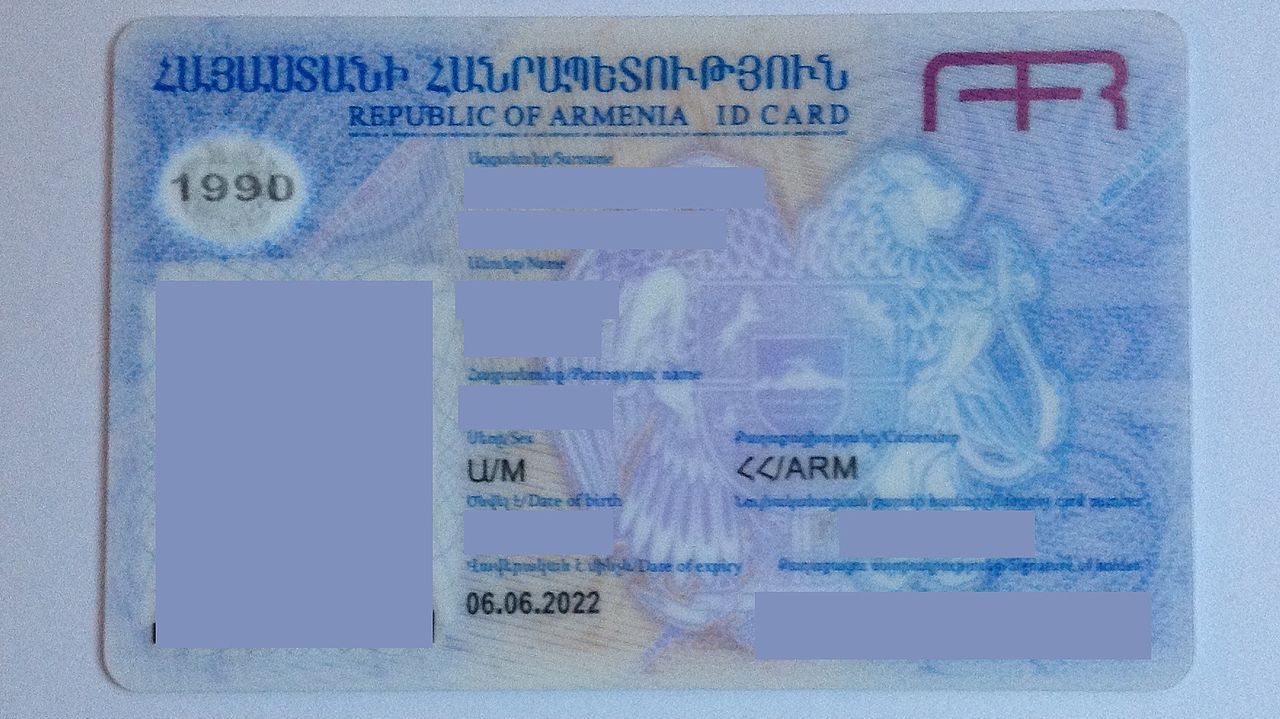 В Армении полицейским запретили брать в руки личные документы граждан ...