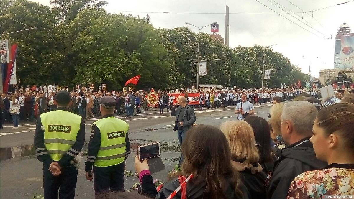 «Бессмертный полк» со Знаменем Победы на ул.Артема. 9 мая 2019 года. Донецк