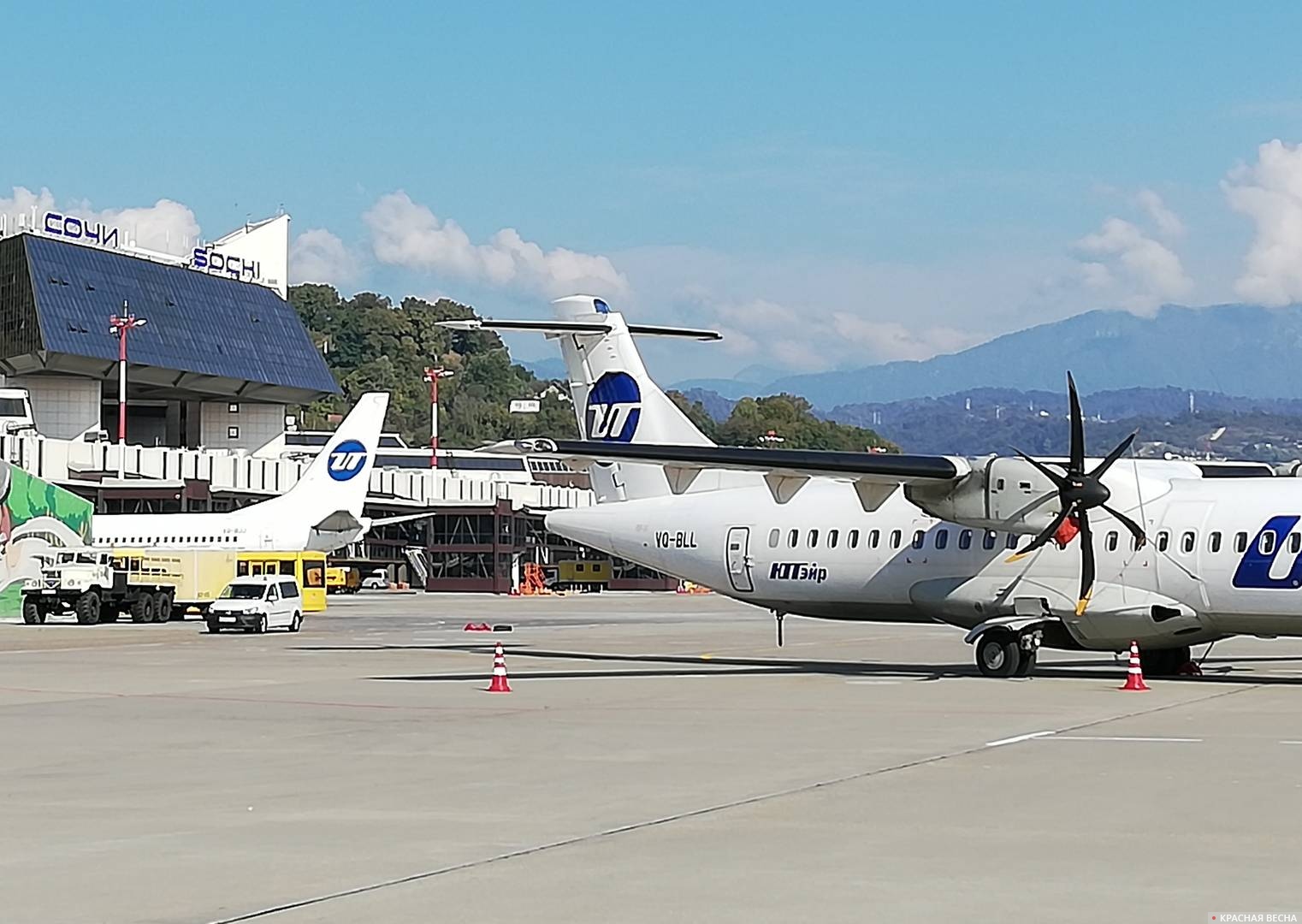 Аэропорт Сочи. На переднем плане самолет ATR 72. Авиакомпании Utair