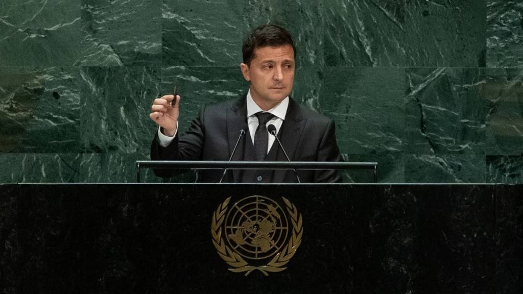 Владимир Зеленский демонстрирует пулю на 74-й сессии Генассамблеи ООН
