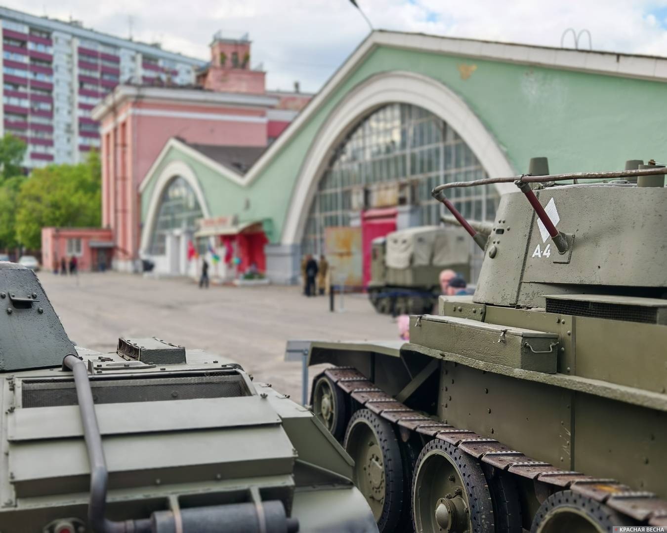 Демонстрация военной техники у музея на Рогожском валу. Архивное фото