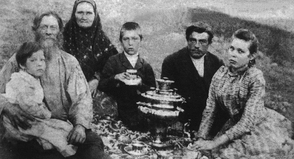 Семья Кузнецовых. Павел — слева. Начало 1880-х