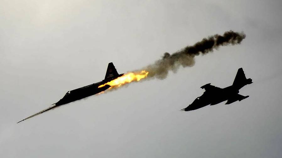 Сухой Су-25 ведет огонь ракетами