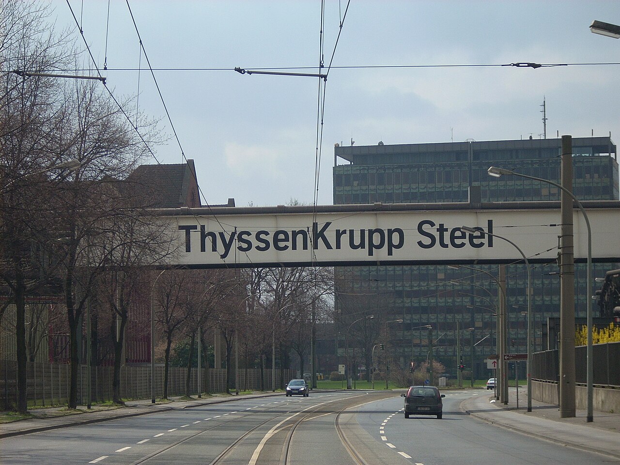 Вывеска концерна ThyssenKrupp в Дуйсбурге, Германия