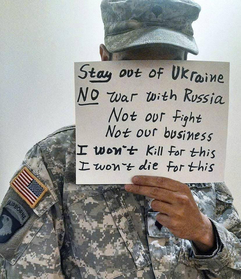 Солдат США с плакатом «Нет войне с Россией». 2014 г.