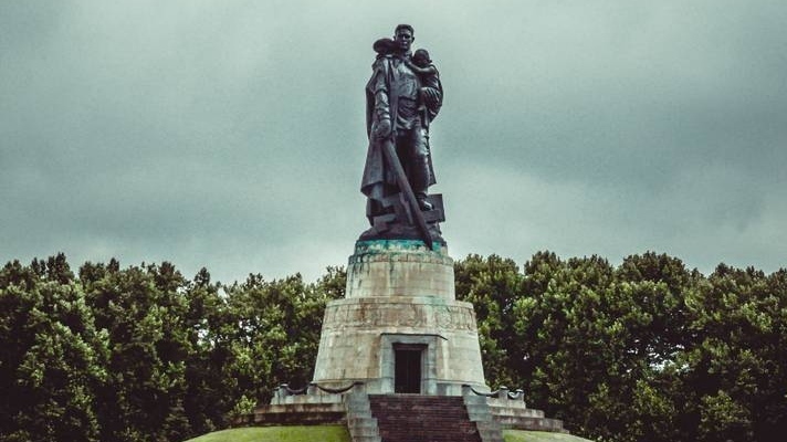 Монумент советскому Воину-освободителю в Трептов-парке. Берлин. Германия.