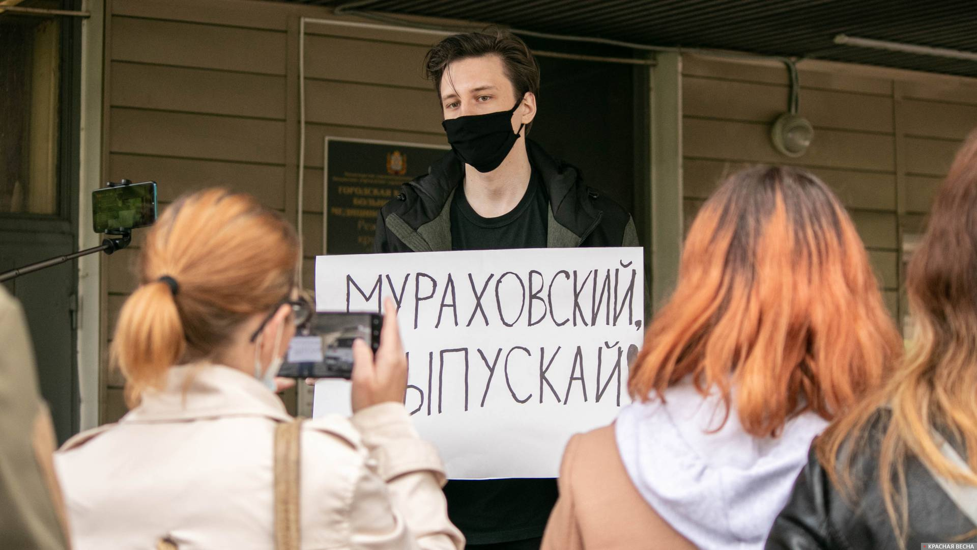 Сторонник Навального у БСМП № 1 в Омске