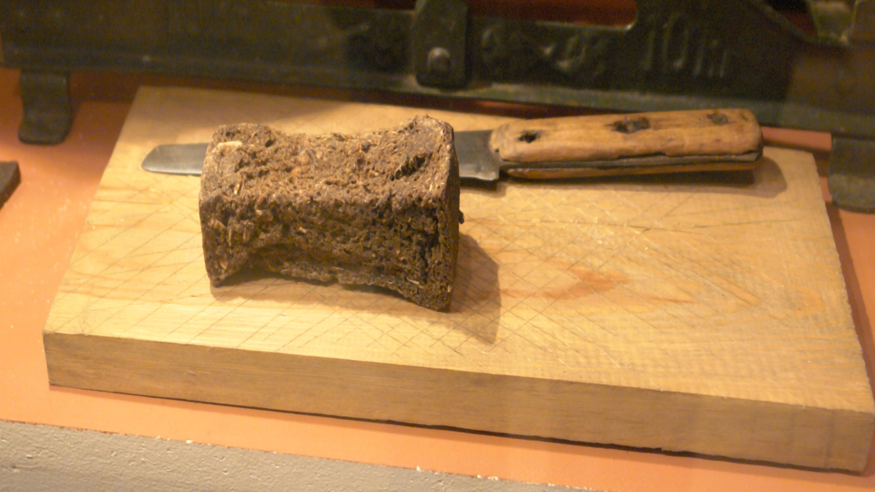 Блокадный хлеб, порция на одного человека.Музей блокады Ленинграда