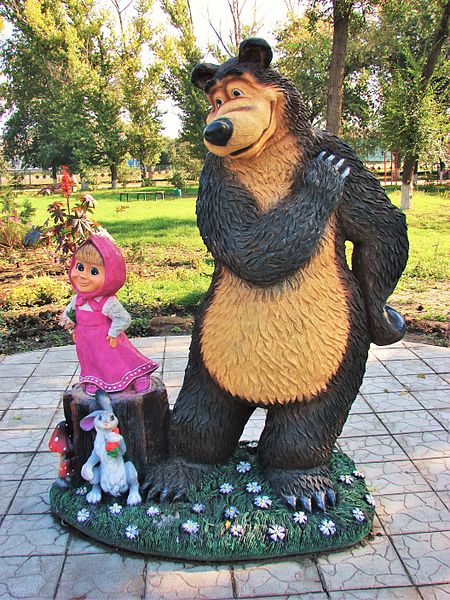 Скульптура героев мультфильма «Маша и Медведь» в Елани (Волгоградская область)