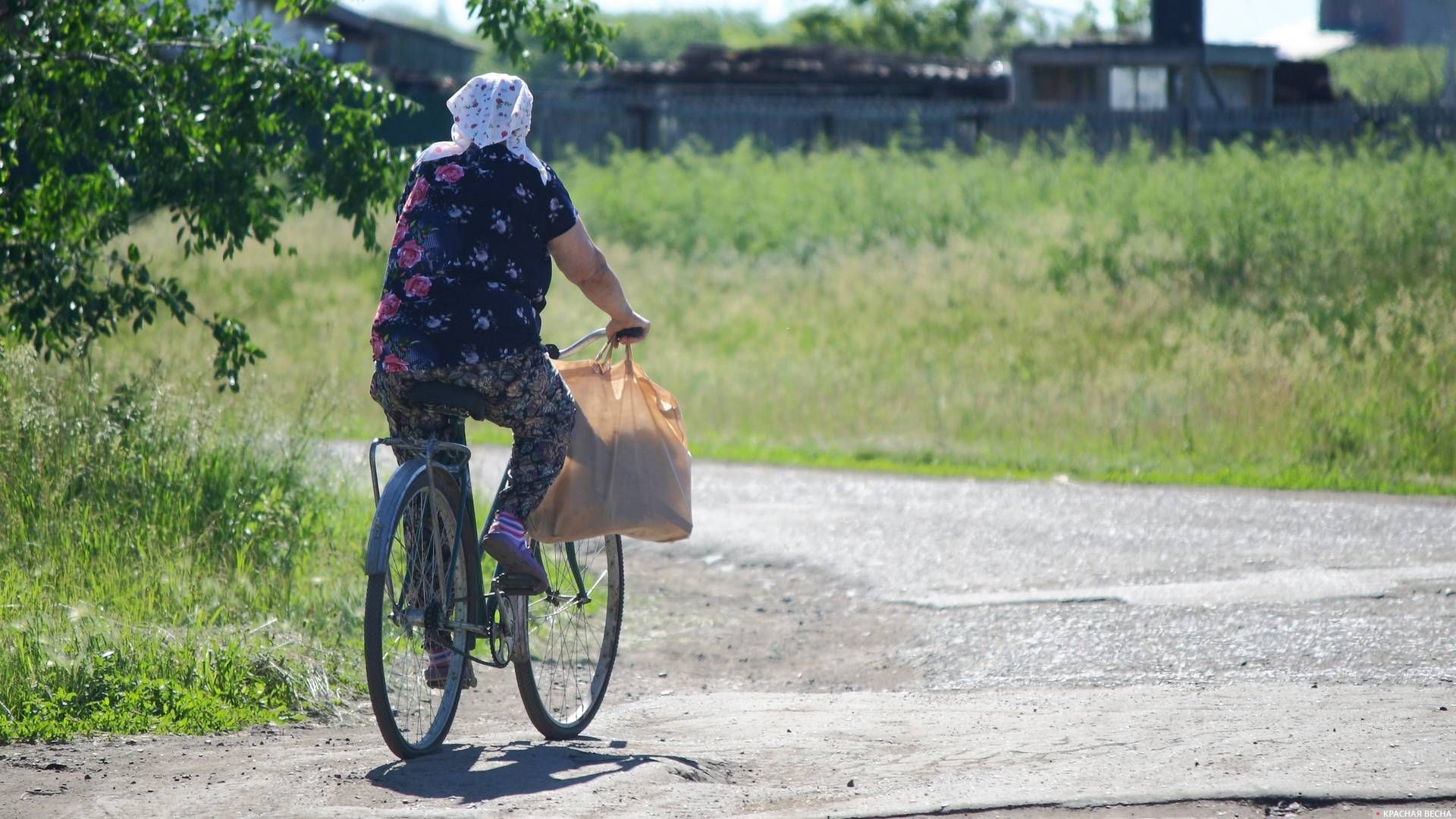 Женщина на велосипеде