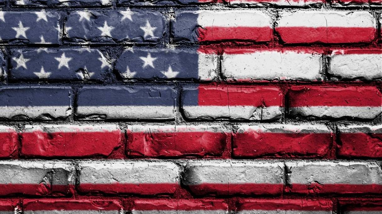 Флаг США на фоне стены
