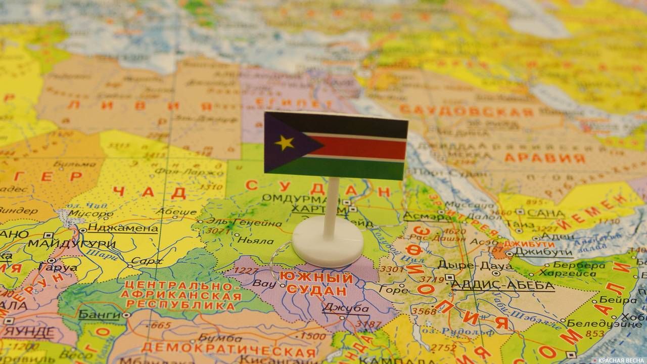 Южный Судан с флагом на карте мира