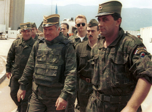 Генерал Ратко Младич (в центре) прибывает на переговоры при посредничестве ООН в аэропорт Сараево, июнь 1993 года.