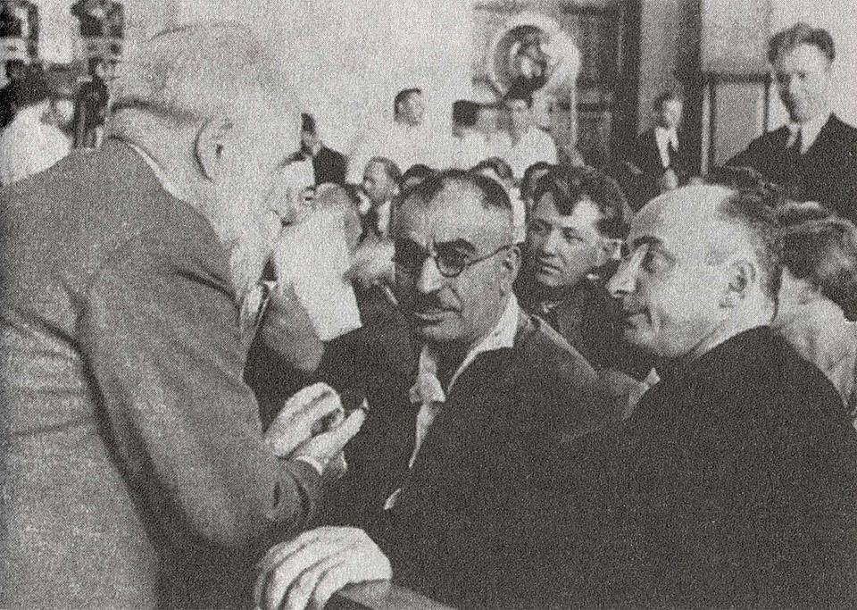 Филипп Махарадзе (спиной), Мир Джафар Багиров (в центре), Лаврентий Берия на съезде партии. 1935 г.