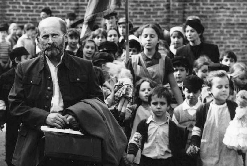 Корчак со своими воспитанниками в гетто