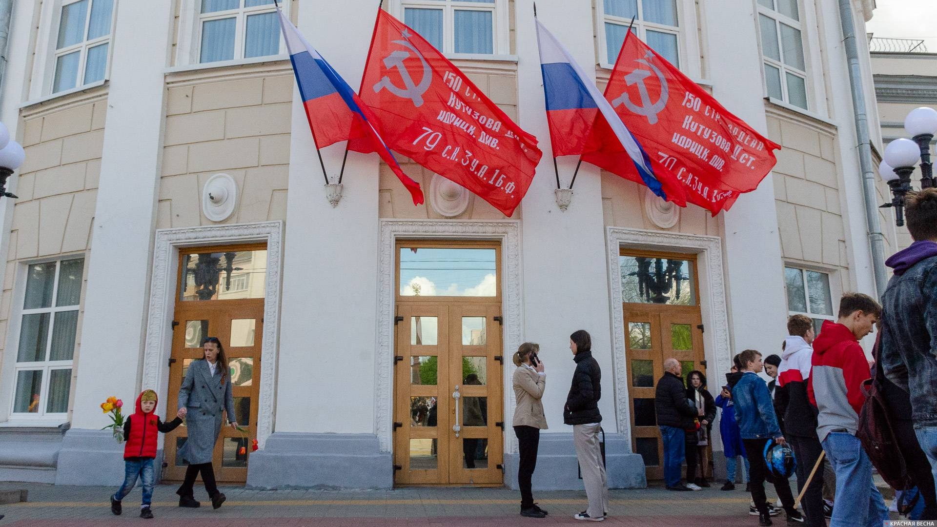 Здание областной администрации к украшено флагами к Дню Победы