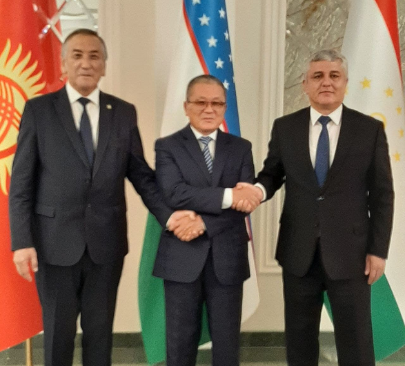 Представители правительственных делегаций Киргизии, Узбекистана и Таджикистана