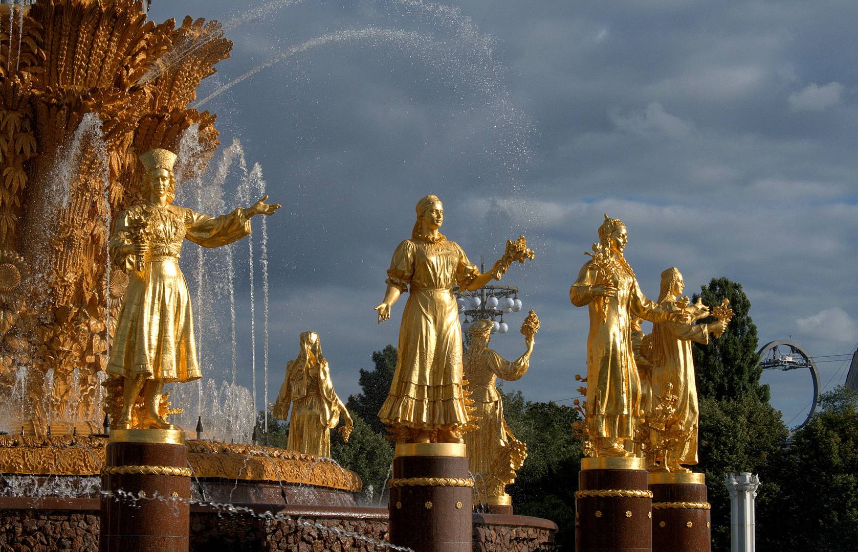 Эстония (слева). Фонтан «Дружба народов». ВДНХ