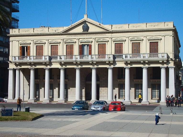Дворец Эстевес в Уругвае