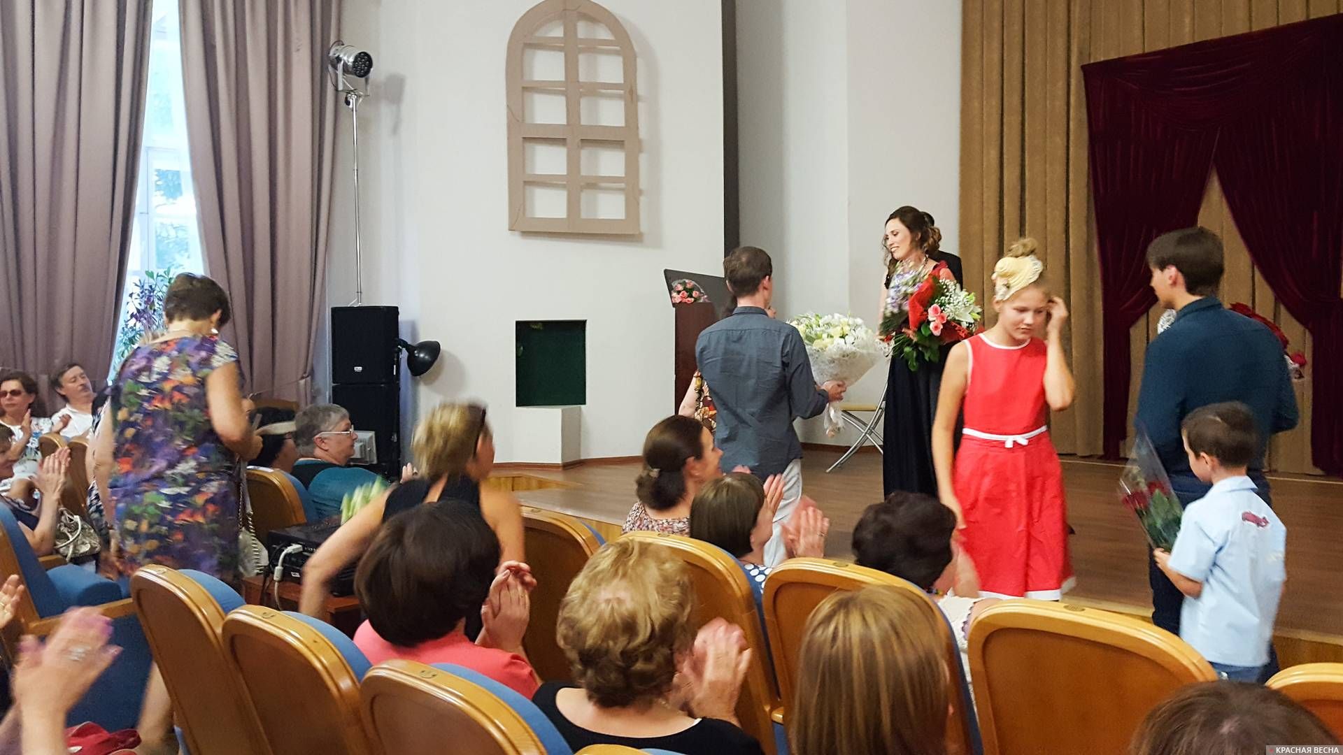 Жители Таганрога благодарят певицу Марию Леденеву после концерта