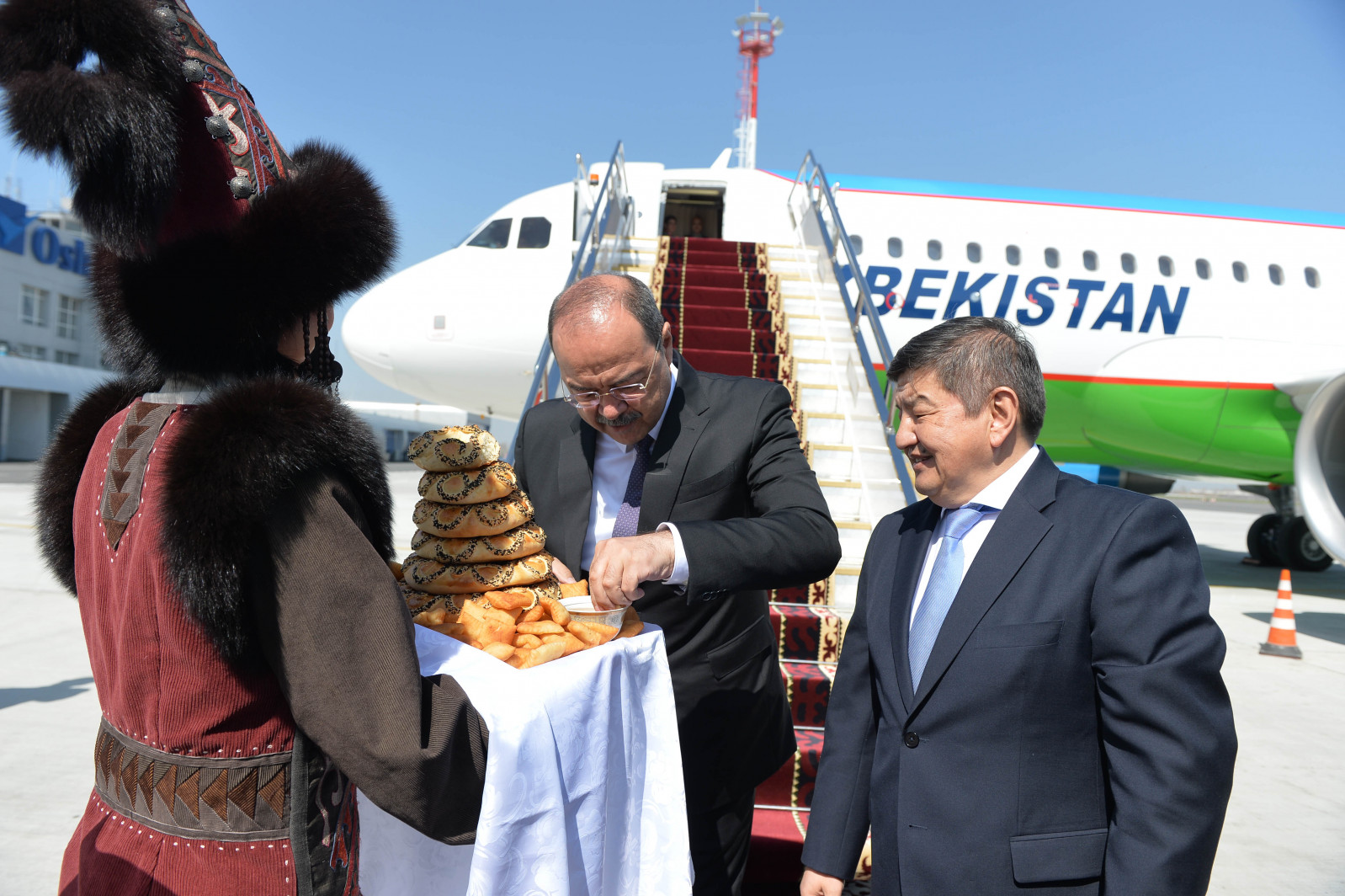Премьер-министры Узбекистана и Киргизии Абдулла Арипов и Акылбек Жапаров
