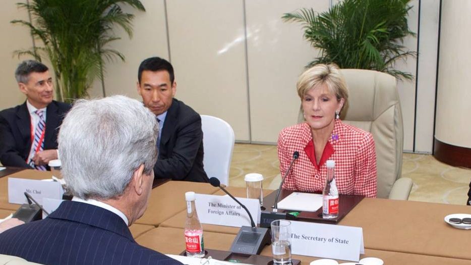 Министр иностранных дел Австралии Джули Бишоп (справа)