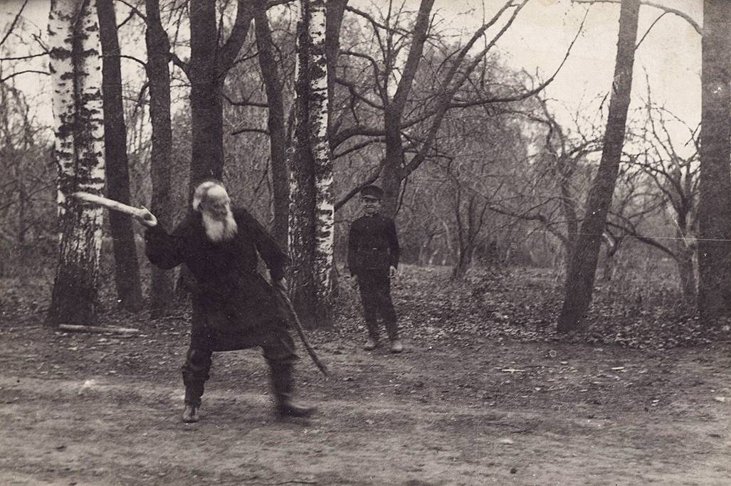 Лев Толстой за игрой в городки. 1909