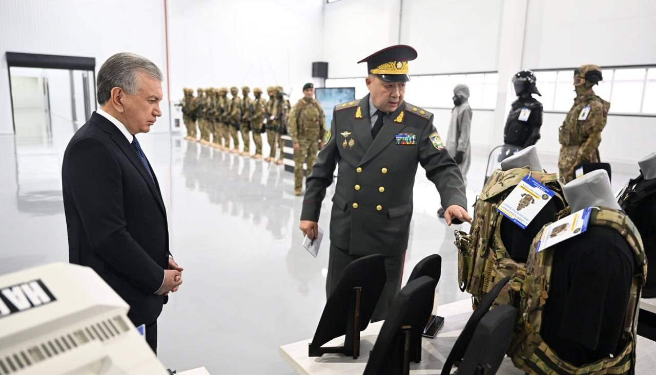 Президент Узбекистана Шавкат Мирзиёев знакомится с мощностью ОПК