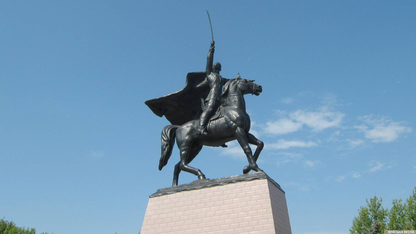 Памятник В. И. Чапаеву. Привокзальная площадь. г. Уральск. Казахстан
