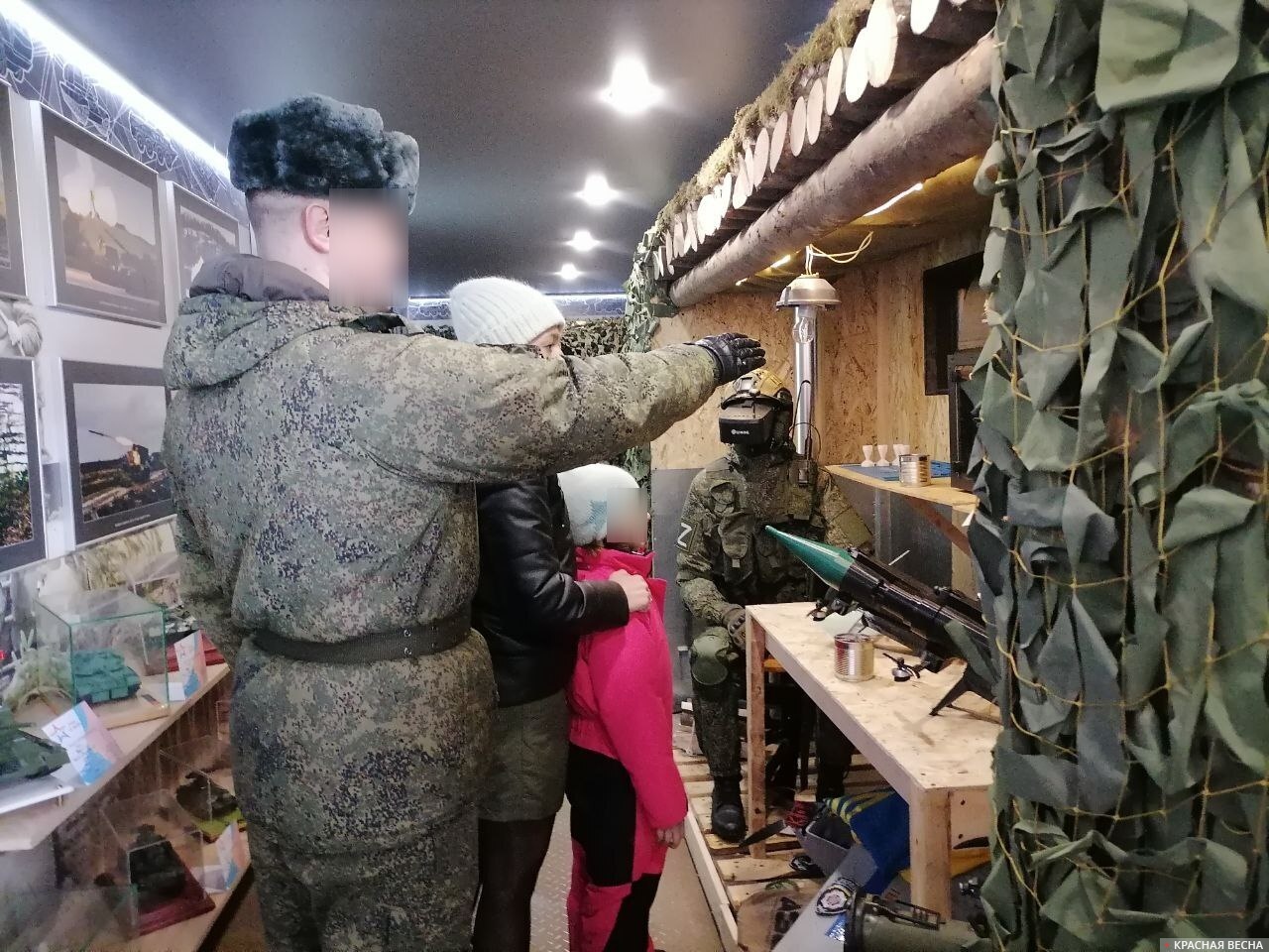Специалист показывает посетителям оружие, используемое в СВО, Тамбов, 29 февраля 2024