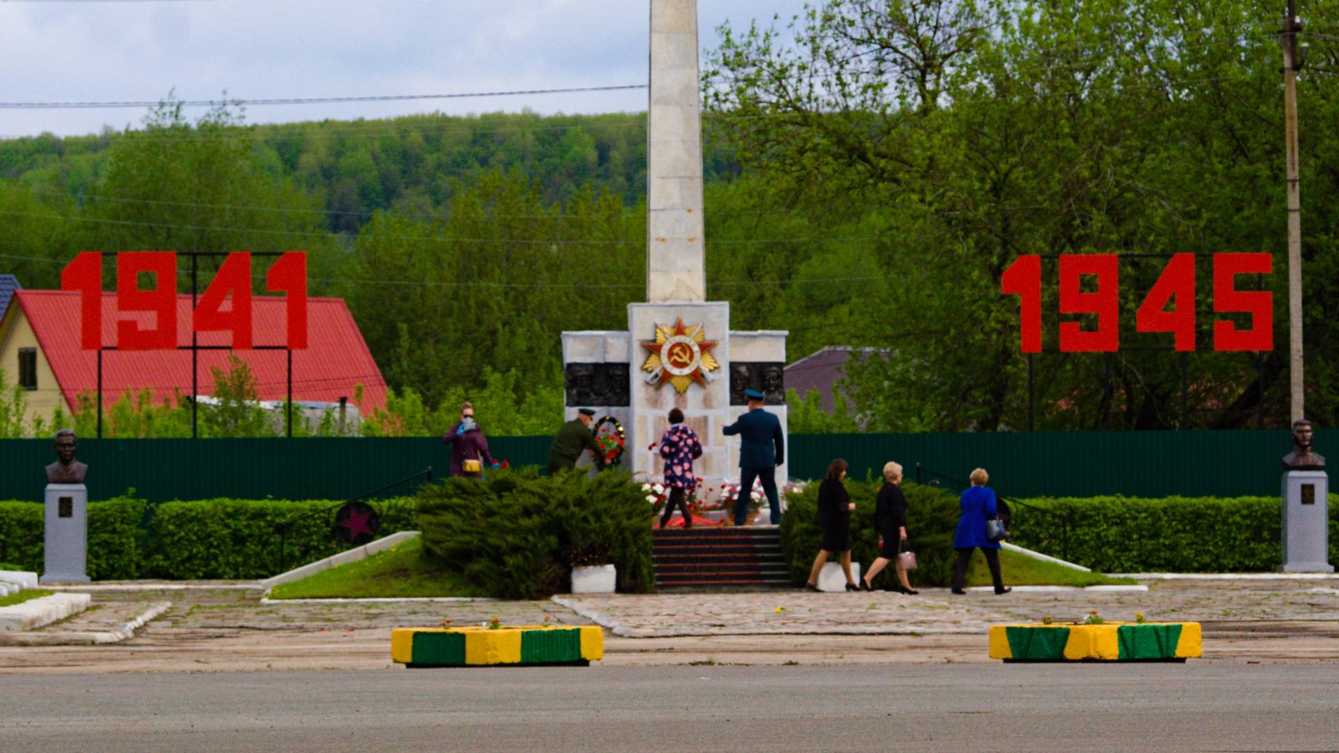 Пензенская область, город Каменка. Жители возлагают цветы к мемориалу Победы