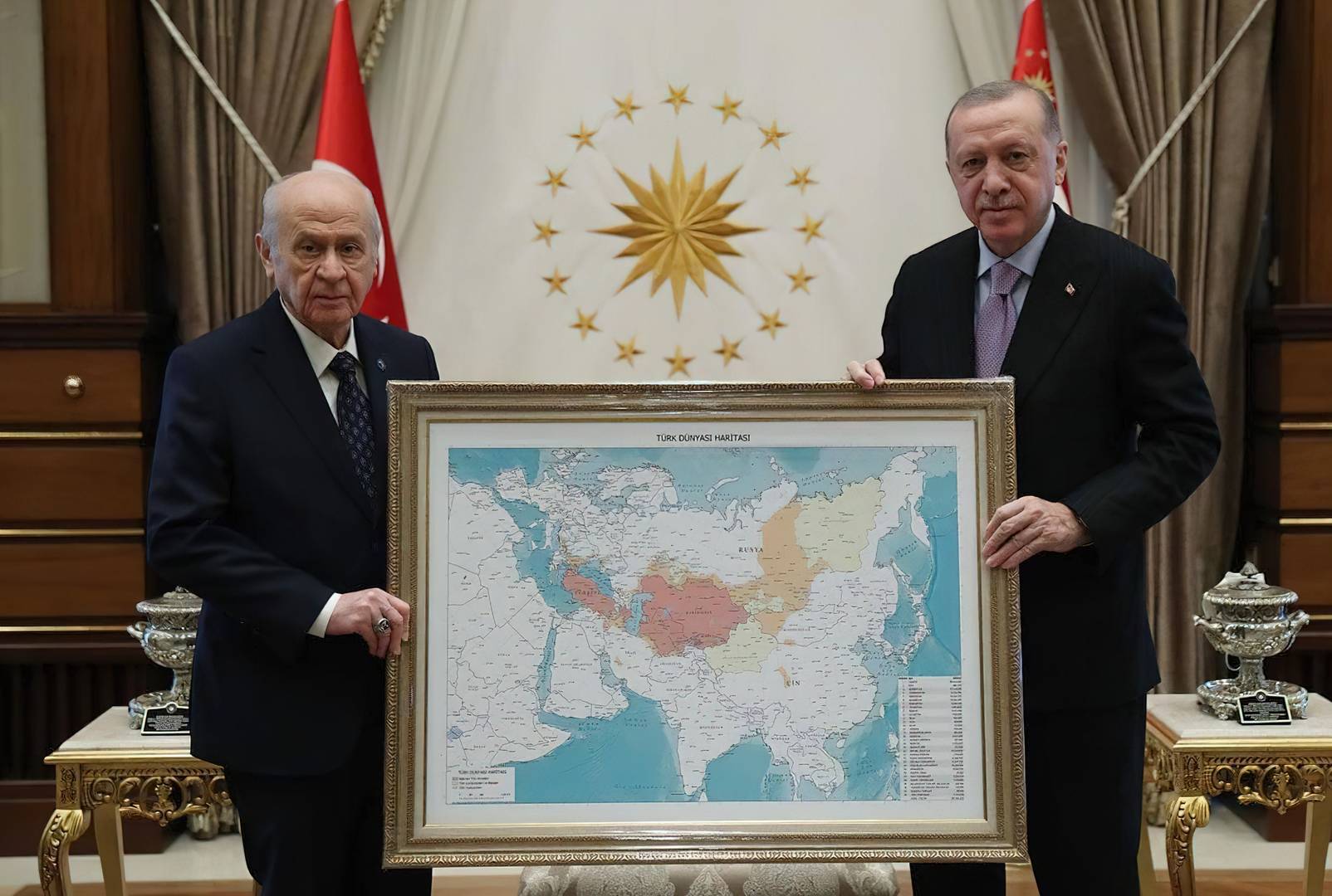 Реджеп Эрдоган и Девлет Бахчели с картой «тюркского мира». 13 ноября 2021 года