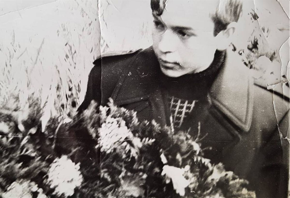 Владимир Мурашко возлагает цветы к могиле своего родственника Героя советского Союза Петра Куприянова  в селе  Никраце, 1974 г.