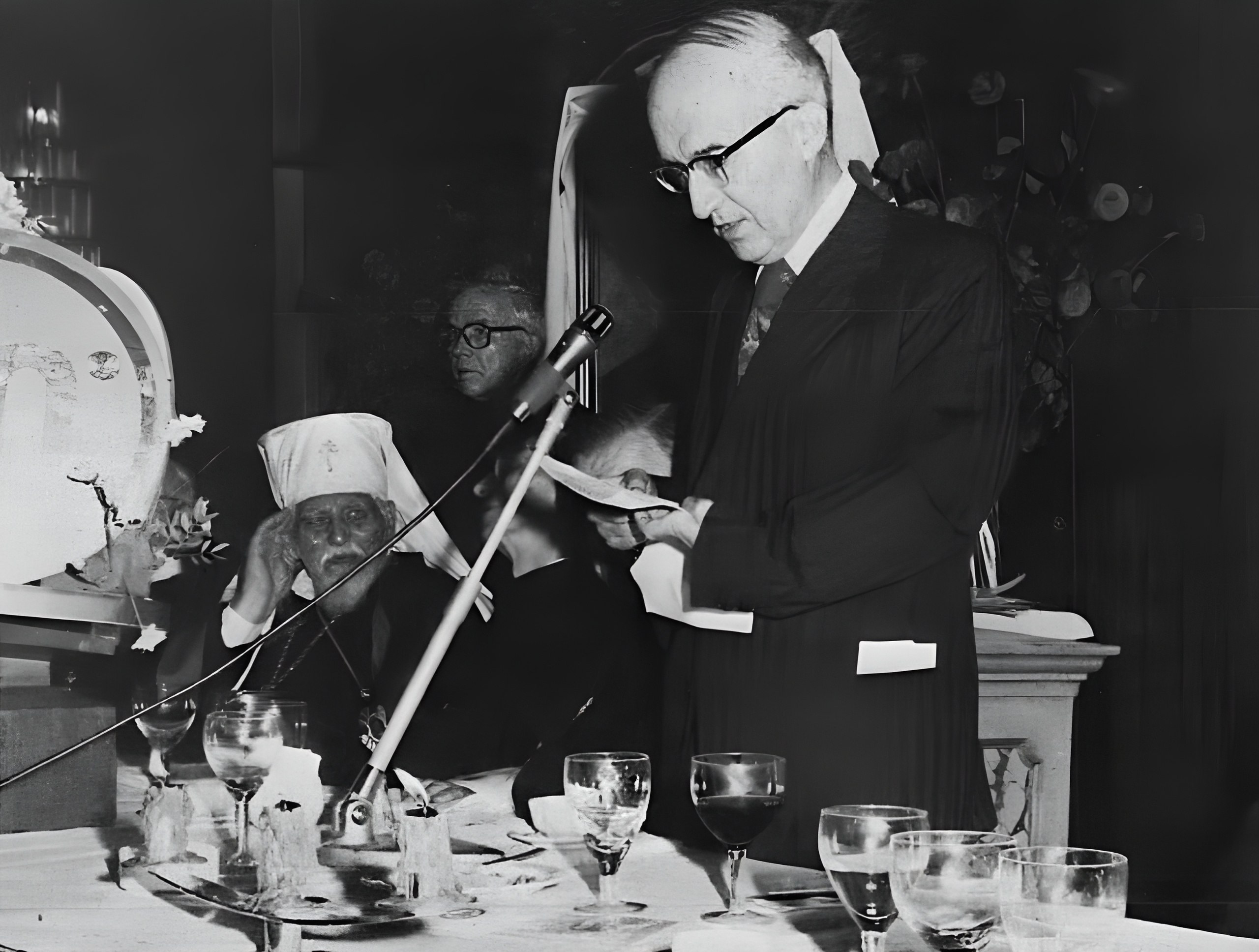 Ярослав Стецько (стоит справа) выступает на обеде в честь Иосифа Слипого (сидит слева). Рим. 1979