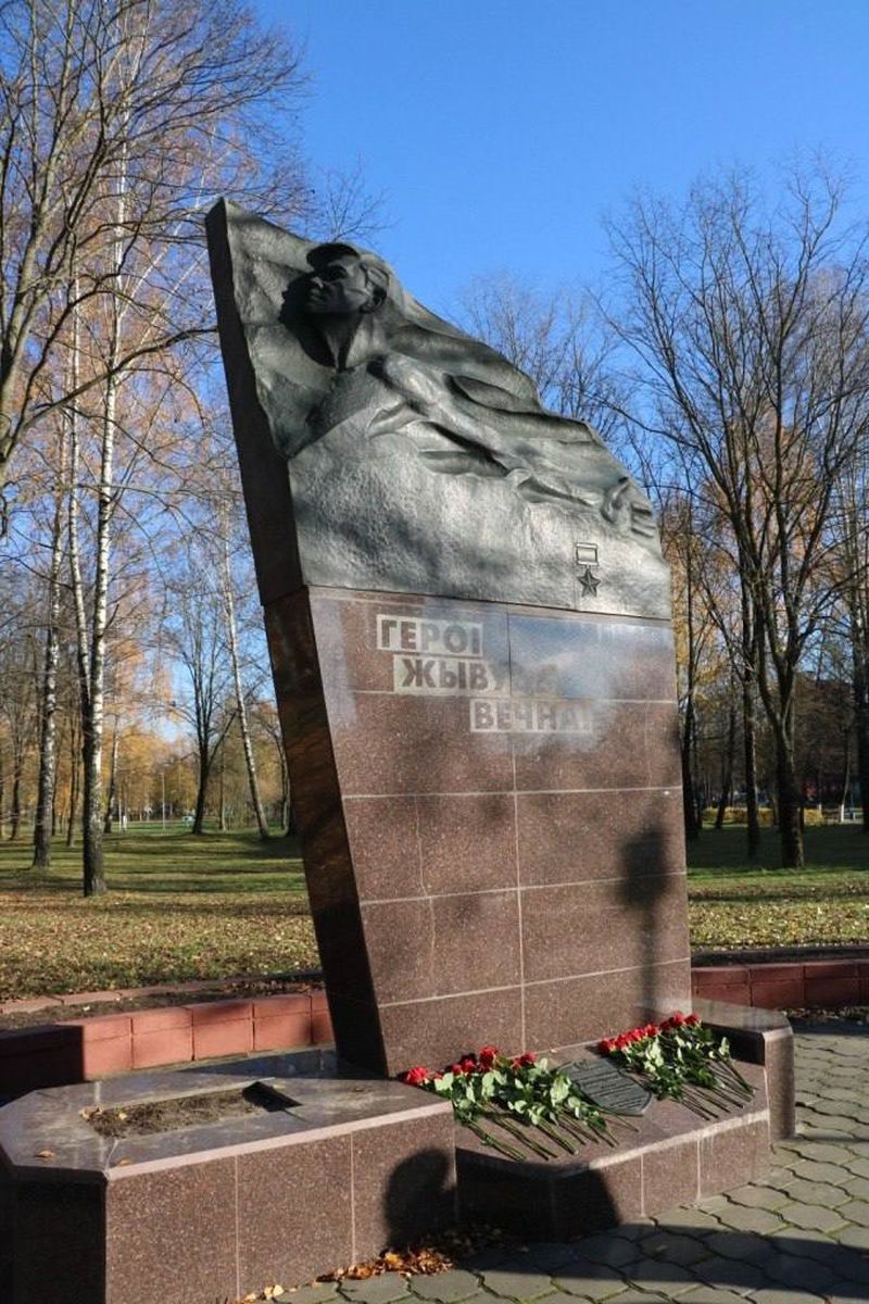 Памятник Герою Советского Союза Петру Куприянову в парке имени 50-летия БелАЗа