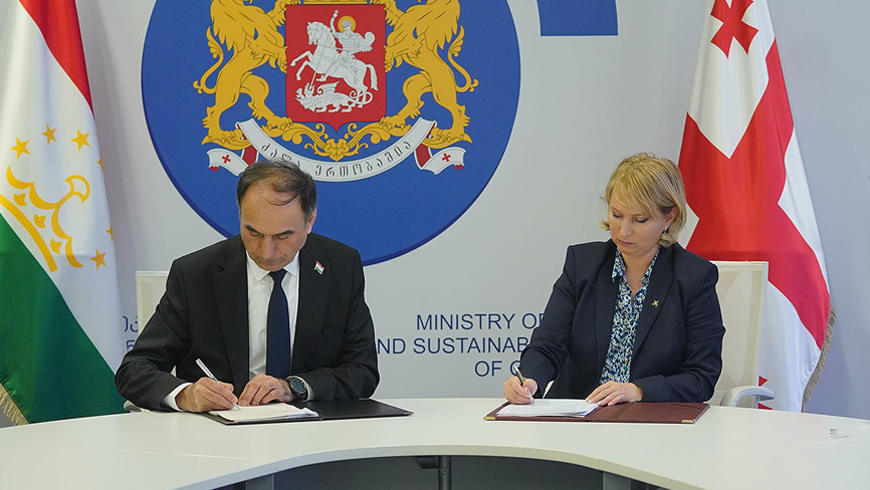 Подписание Соглашения  Министром экономики и устойчивого развития Натией Турнавой и министром транспорта Таджикистана Азимом Иброхимом