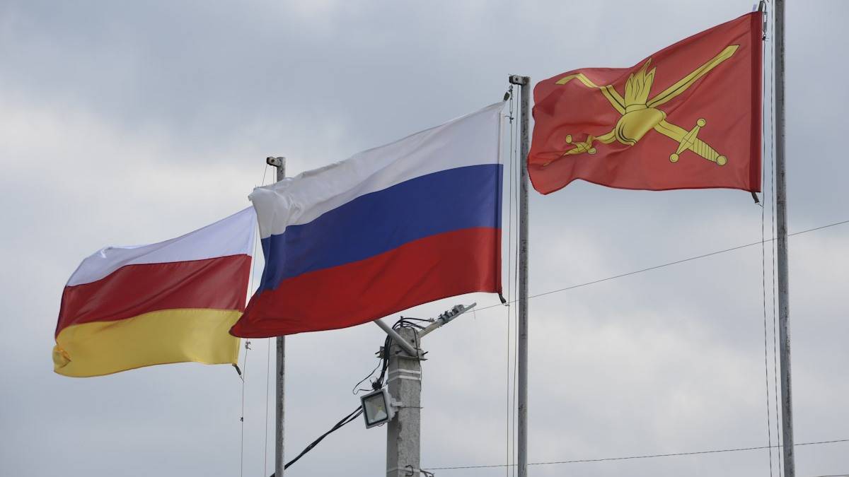 Флаги Южной Осетии и России