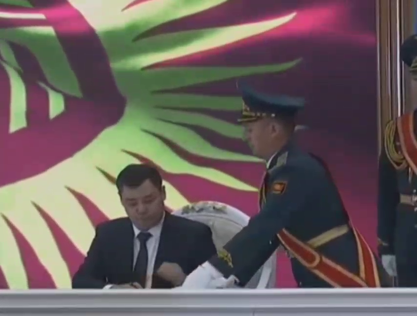 Президент Киргизии Садыр Жапаров на церемонии подписания новой Конституции