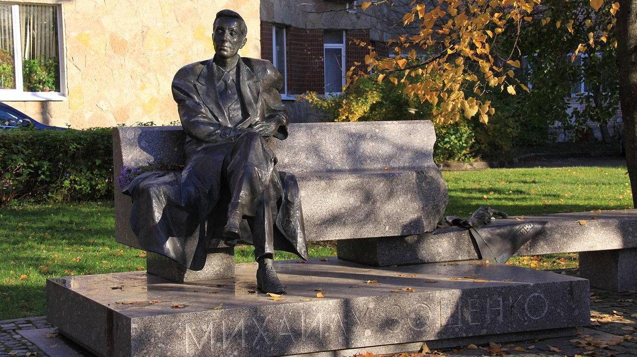 Памятник писателю Михаилу Зощенко в Сестрорецке